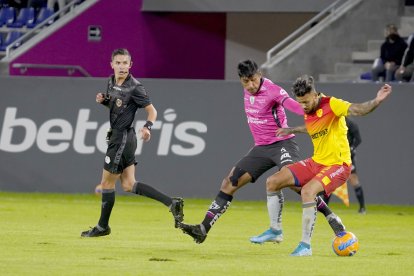 El arbitraje de Marlon Vera (i) fue criticado por parte de rayados y orientales. En el juego se registraron varias jugadas polémicas.