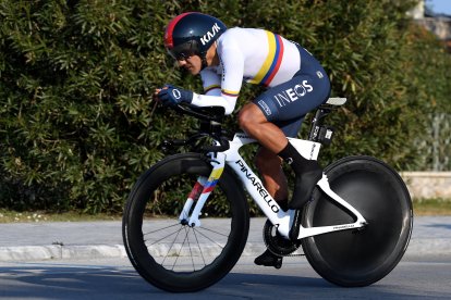 Richard Carapaz encaró la contrarreloj luciendo su maillot con una franja tricolor en el pecho.