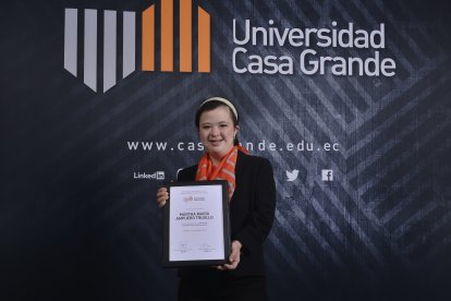 Orgullosa exhibe su certificado de estudios en la carrera de comunicación y artes escénicas.