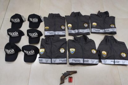 El sospechoso, quien registra antecedentes penales, intentó de evadir la Ley escondiéndose entre la maleza.