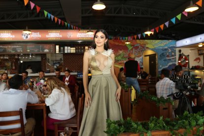 En redes sociales, usuarios comentaron sobre el pronunciado escote de Virginia, pero ella no ‘paró bola’. Fue un diseño de Álex Franco.