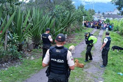 Varios agentes revisaron el sitio donde hallaron el cuerpo de Miriam Achina.