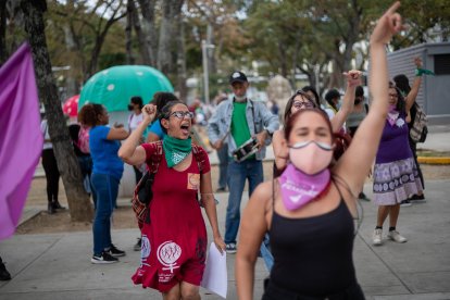 Mujeres participan hoy en una manifestación por el Día Internacional de la Mujer, en Caracas (Venezuela). EFE/ Rayner Peña R