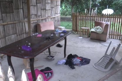 En el área donde estaban reunidos los pescadores quedaron enseres tirados.