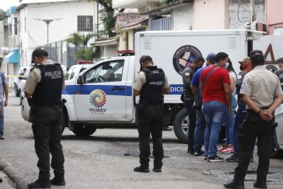 Policías llegaron al sitio para retirar el cadáver de la vivienda donde ocurrió la pelea mortal.