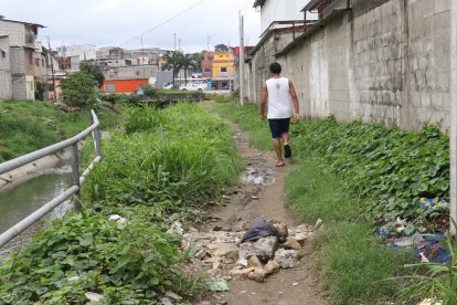 Quienes habitan cerca de un canal de agua, por el conocido Barrio Chino, piden que se haga limpieza.
