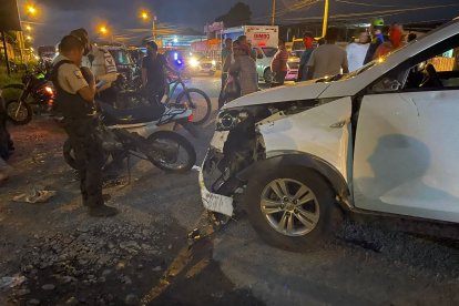El auto involucrado en el choque quedó destruido en su parte delantera.