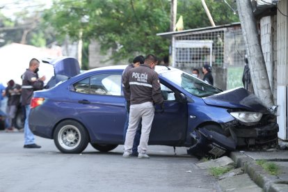 El carro en el que viajaba la víctima terminó estrellado contra un poste de alumbrado.