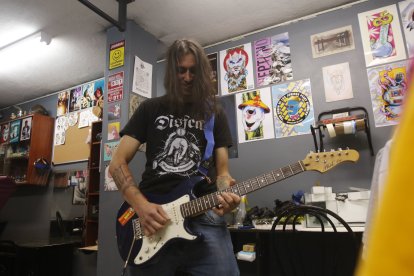 Vladimir es un amante del rock clásico y de la música nacional, pero quiere grabar con artistas chicheros.