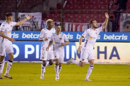 Tomás Molina (d) se  estrenó como goleador en Liga de Quito. Ahora quiere marcar en la Copa Sudamericana.