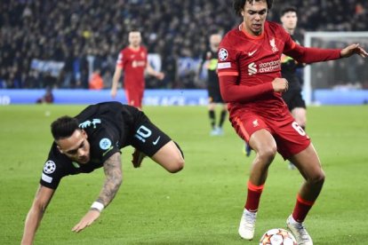 El Inter de Milán, donde milita el delantero ecuatoriano Felipe Caicedo, fue eliminado de la Champions League. A pesar de que este martes 8 de marzo de 2022 ganó al Liverpool por 0-1 en Anfield, no le alcanzó para igualar la llave y se quedó por un global de 2-1, en contra.
BILLY ARCE
Billy Arce fue presentado por Independiente del Valle
Leer más Caicedo estuvo en el banco de suplentes y no fue considerado dentro de las cinco variantes que intentó el entrenador para tratar de empatar ese 0-2 de la ida.
De todas maneras, el resultado del partido de ayer no reflejó completamente lo sucedido en el campo de juego, ya que Liverpool fue mejor, tuvo más tiempo el balón y generó más acciones de peligro.Solamente la falta de puntería en la finalización y las grandes intervenciones del sistema defensivo visitante mantuvieron el marcador en blanco hasta el minuto 61, cuando Lautaro Martínez aprovechó una de las llegadas italianas y marcó el gol.Si bien este tanto abrió una incógnita en la fase, la expulsión de Alexis Sánchez, tan solo dos minutos después, condicionó más la tarea de un Inter que vuelve a fallar en su intento de recuperar el protagonismo europeo.GOLEADA DEL BAYERN: El Bayern de Múnich goleó 7-1 (8-2 global) al Salzburgo y avanzó a los cuartos de final de la Champions.