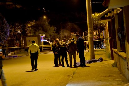 La Policía llegó para recoger el cadáver e iniciar las investigaciones del crimen.