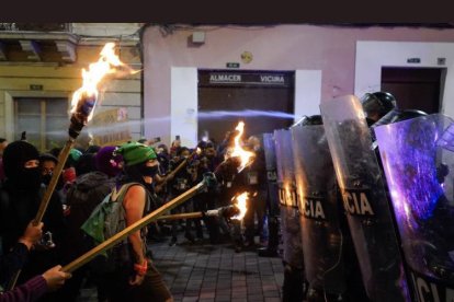 Hubo un enfrentamiento entre policías y manifestantes.