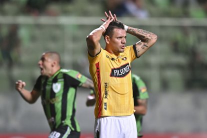 El delantero de Barcelona, Carlos Garcés, falló un penal a los 92 minutos, en el duelo ante el América Mineiro.