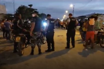 La Policía acudió al sitio del asesinato que ha conmocionado a Huaquillas.