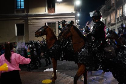 La Policía Nacional dijo que algunas protestantes habrían intentado derribar las vallas durante las movilizaciones.