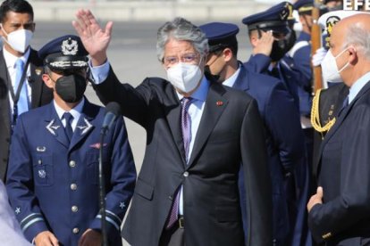 El presidente ecuatoriano saluda a su llegada al Aeropuerto Internacional Arturo Merino Benítez, en Santiago de Chile