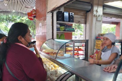 Abigail Obando se acerca a una panadería a comprar el alimento de trigo y mantequilla.