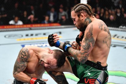 En su último combate, Marlon Vera logró ganar por knockout a Frankie Edgar, una leyenda de UFC, lo que le significó estar dentro del top 10 de la división.