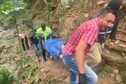 Rescatistas sacan los cuerpos de las víctimas.