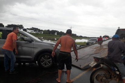 Un vehículo fue sacado por una grúa.