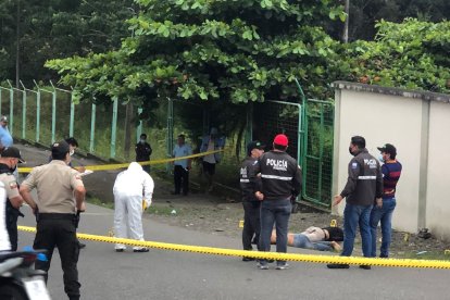 Los cuerpos del hombre y la mujer quedaron sobre la calzada con heridas del paso de proyectil impulsado por un arma de fuego.