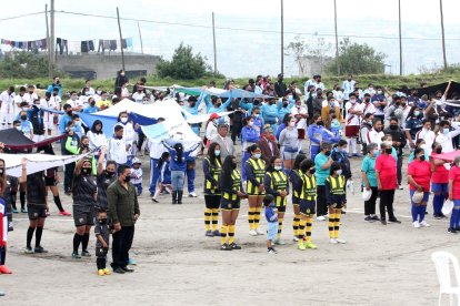 Para cumplir con las medidas de bioseguridad, solo desfilaron representantes de los 38 clubes que conforman la liga barrial.