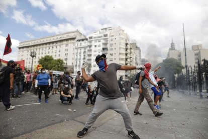 Manifestantes protestan en los alrededores del Parlamento argentino hoy en Buenos Aires (Argentina). Serios disturbios se registraron este jueves en los alrededores de la sede del Parlamento argentino cuando manifestantes que protestaban contra el nuevo acuerdo con el Fondo Monetario Internacional (FMI) se enfrentaron con la policía de la ciudad de Buenos Aires. EFE/Juan Ignacio Roncoroni