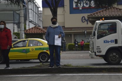 En el parterre, las personas esperan por varios minutos para poder cruzar.