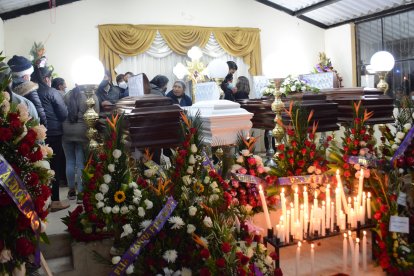 Familiares y amigos de las víctimas en el Carchi lamentan la partida de sus seres queridos. En el velorio se hizo presente toda la comunidad.