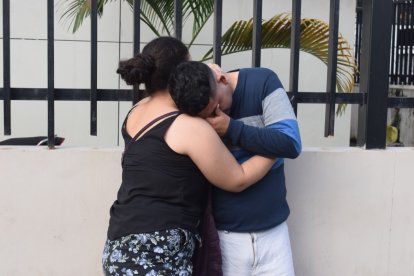 Familiares de uno de los asesinados lloran fuera de la morgue de Quevedo.