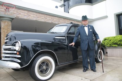 A veces el carro se daña por lo antiguo que es. Se lo dejará de herencia a su hija Isabel (la última).