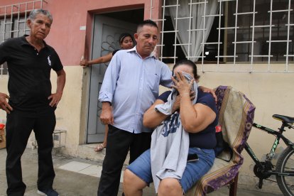 Los padres de Jefferson Cabrera Solano lloran desconsolados. Piden dar con los asesinos.