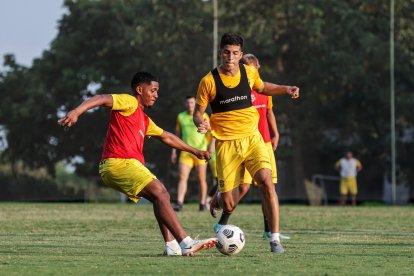 El defensor argentino Luca Sosa (d) sería titular en Barcelona, en el duelo ante Independiente del Valle.