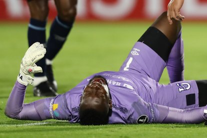 Darwin Cuero tuvo que salir del partido entre Universidad Católica y The Strongest debido a la herida.