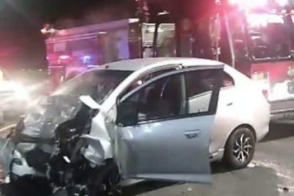 El vehículo se estrelló contra una camioneta, minutos antes atropelló a un peaton.
