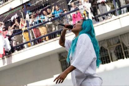La cantante colombiana alegró a las reclusas de la cárcel de Bogotá con un concierto para ellas.