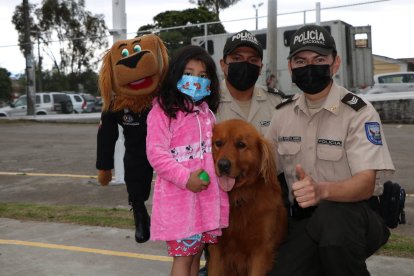 Durante la actividad los niños pudieron divertirse con los canes de la Policía.