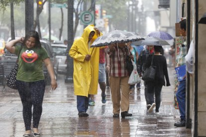 La lluvia inició la tarde de este sábado. De acuerdo a reportes climáticos, mañana podrían presentarse más precipitaciones.
