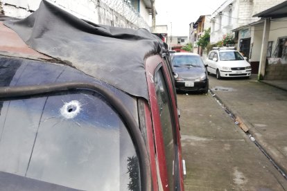 En el Guasmo sur, una persona se bajó de un vehículo con un fusil disparando a un grupo de persona que se encontraban reunidos.