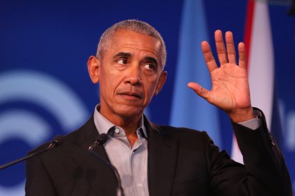 El expresidente de Estados Unidos dijo a los medios de comunicación que presenta solo dolor de garganta. Su esposa, Michelle Obama, dio negativo.