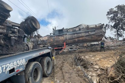 La mañana de este domingo 13 de marzo retiraron las partes del pesado que estaban entre los escombros de la casa.
