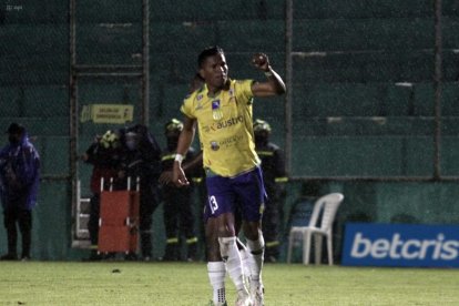 El recién ascendido se impuso con goles de Jhon Ontaneda y Gustavo Alles ante un Bombillo que se fundió en la altura de Azogues.