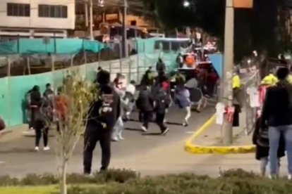 Los enfrentamientos se dieron en las calles aledañas al estadio Bellavista, a la salida de hinchas de Técnico Universitario.