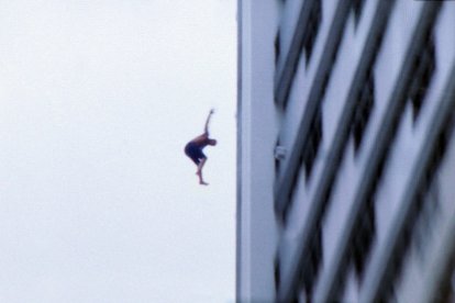 El hombre decidió lanzarse por la ventana de su departamento a las 09:57.