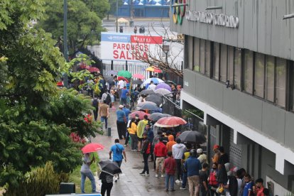 Miles de hinchas en busca de las entradas. Una cosa de locos.