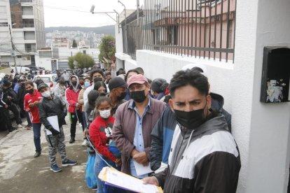 Cientos de hinchas llegaron a las instalaciones de la FEF para conseguir entradas para el partido de Ecuador Vs. Argentina