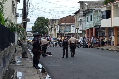 Un hombre embalado fue abandonado en las calles Domingo Savio entre Carchi y Tulcán.