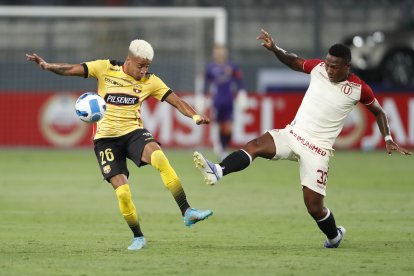 El lateral derecho Byron Castillo (i) es uno de los jugadores clave en Barcelona.