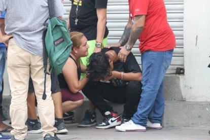 Familiares de la víctima lloran y tratan de consolarse entre ellos, luego de conocer la triste noticia.